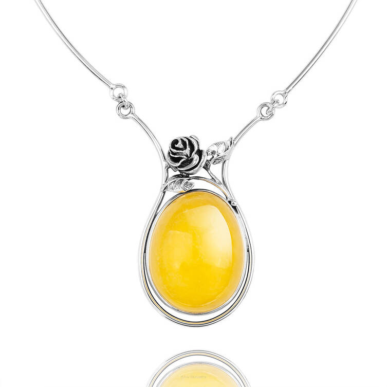 NASZYJNIK SREBRNY Z BURSZTYNEM